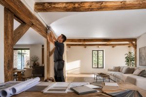 découvrez nos conseils pour trouver un artisan qualifié spécialisé dans la pose de plafond tendu, même dans une pièce avec poutres apparentes, afin d'allier esthétique et qualité.