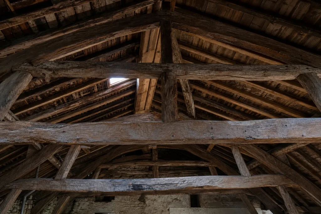 Charpente ancienne en chêne vue depuis les combles