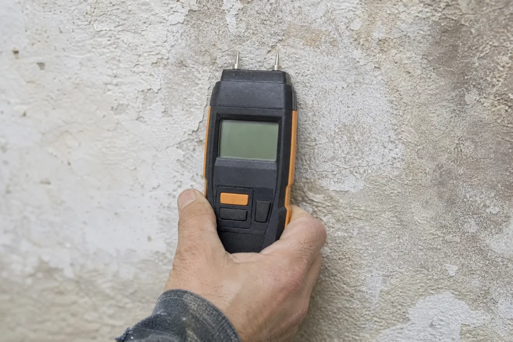 Mesure du taux d’humidité d’un mur avec un humidimètre
